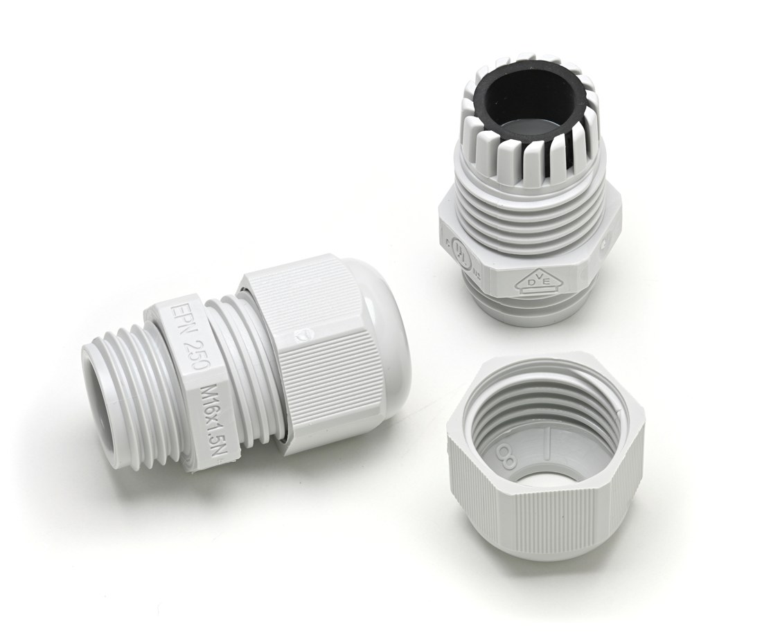 Trois vues de pièces de presse-étoupe en plastique blanc, bague filetée et écrou de serrage séparés.